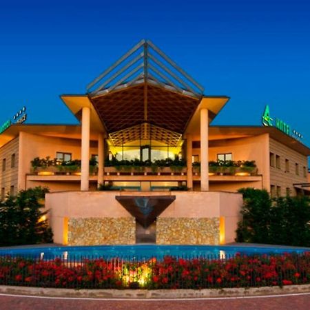 As Hotel Камбиаго Екстериор снимка