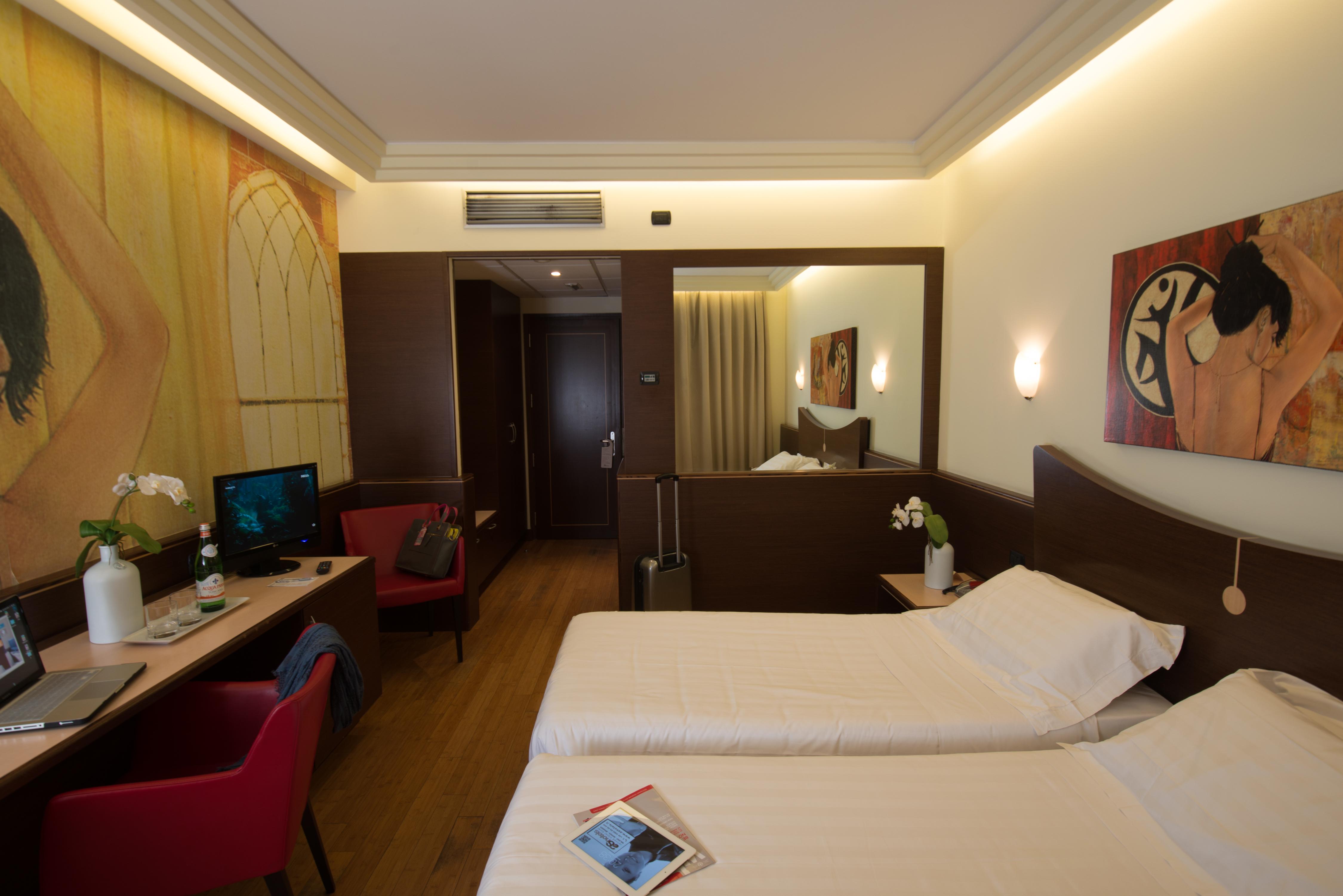 As Hotel Камбиаго Екстериор снимка
