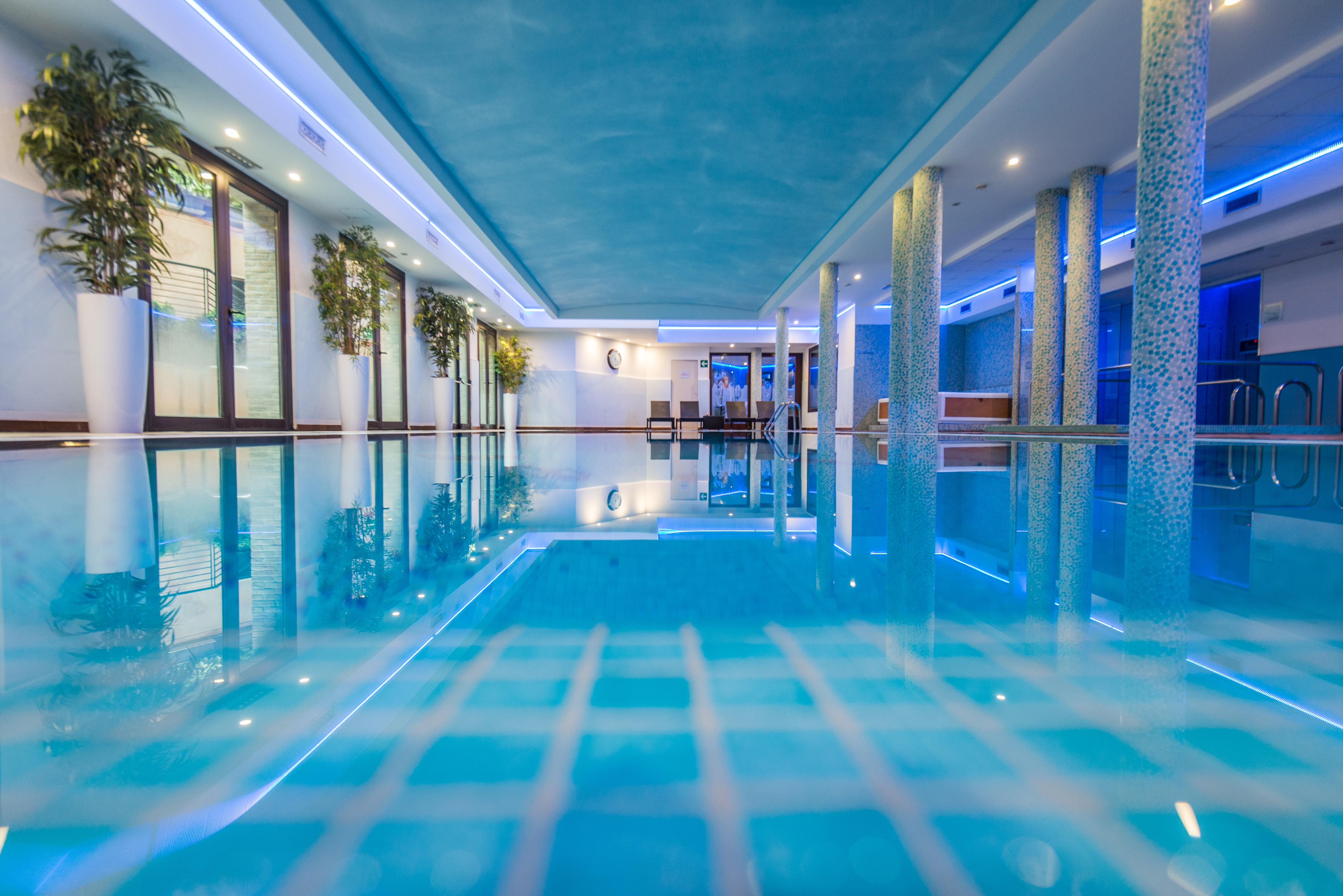 As Hotel Камбиаго Екстериор снимка