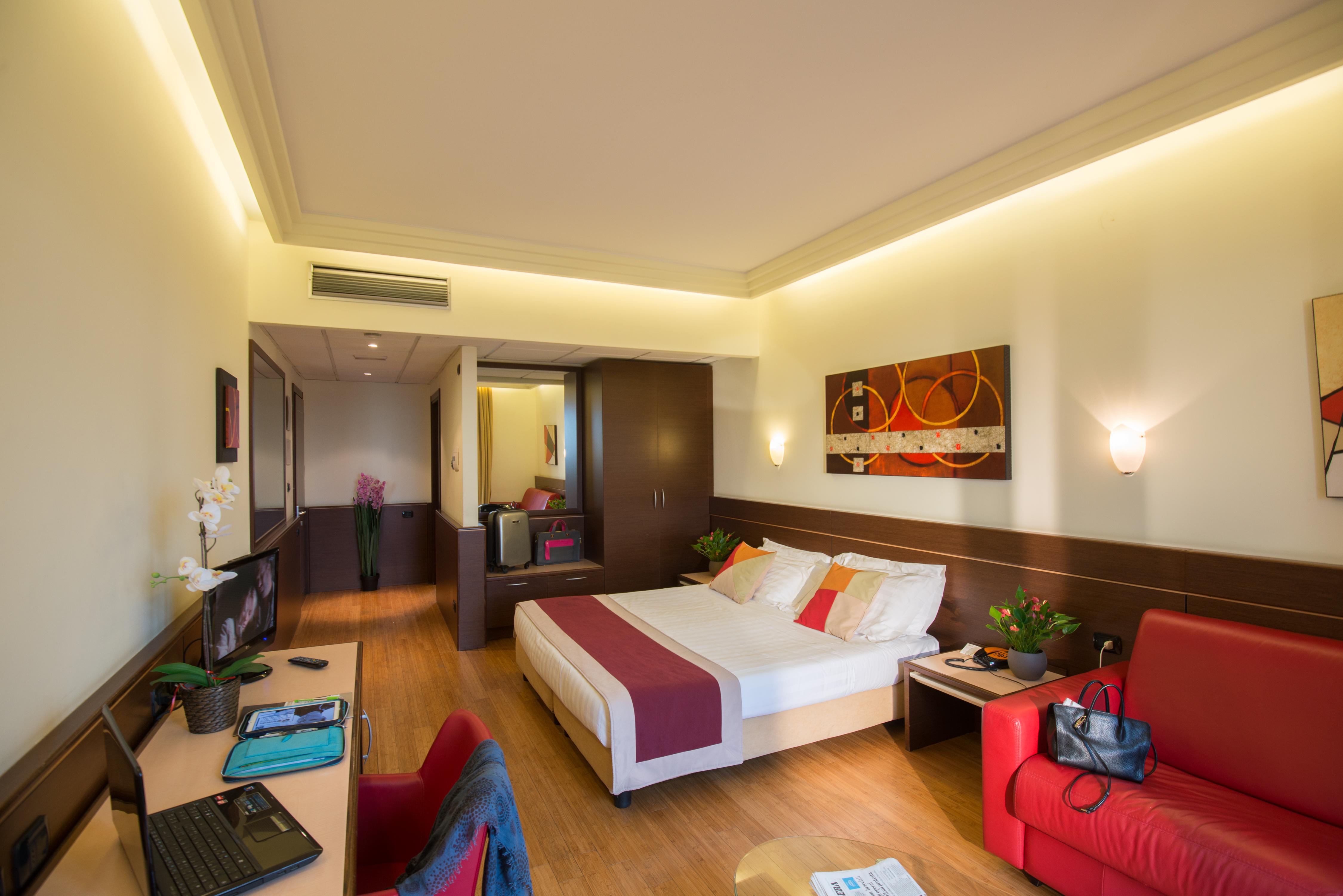 As Hotel Камбиаго Екстериор снимка