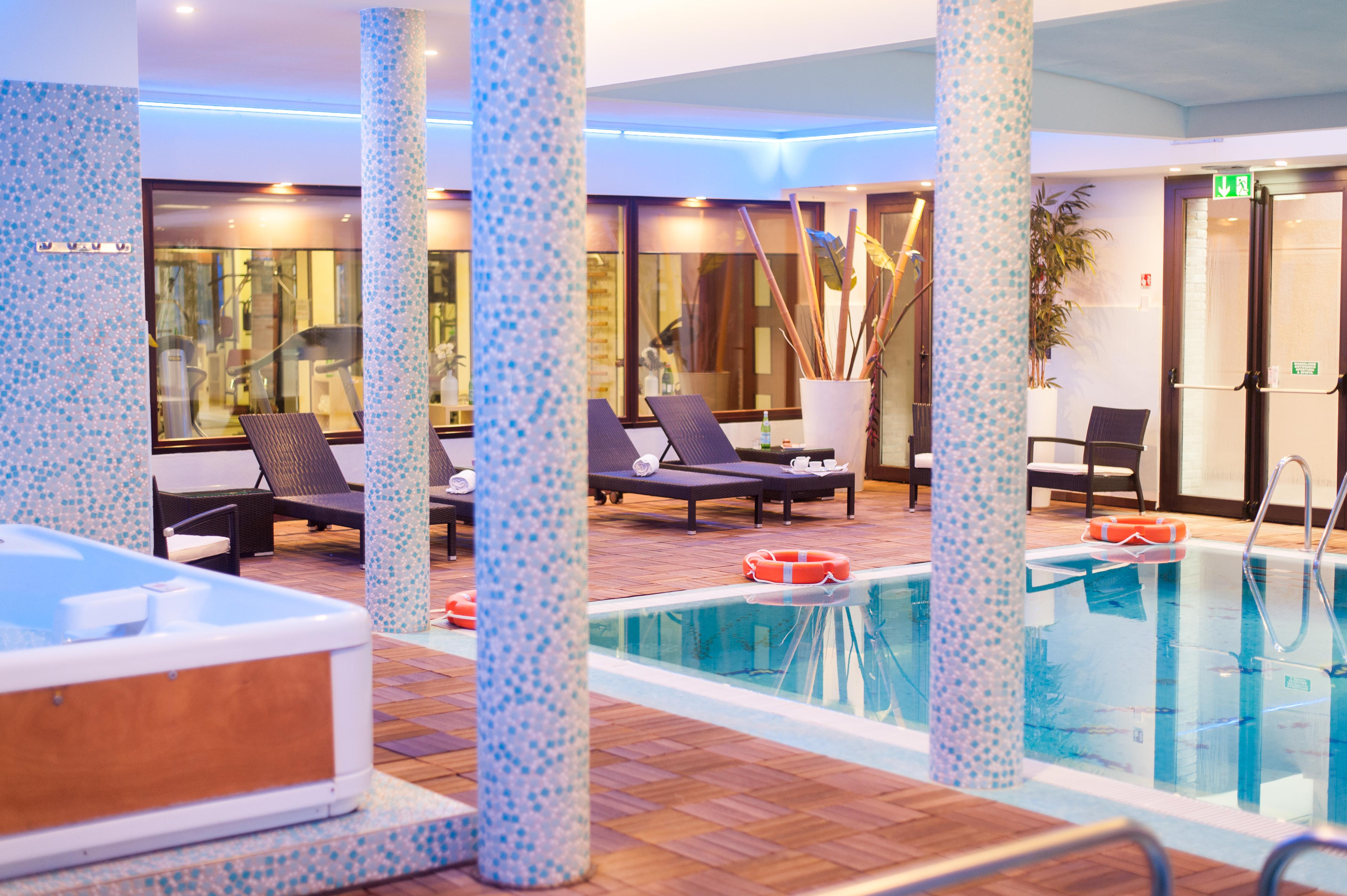 As Hotel Камбиаго Екстериор снимка