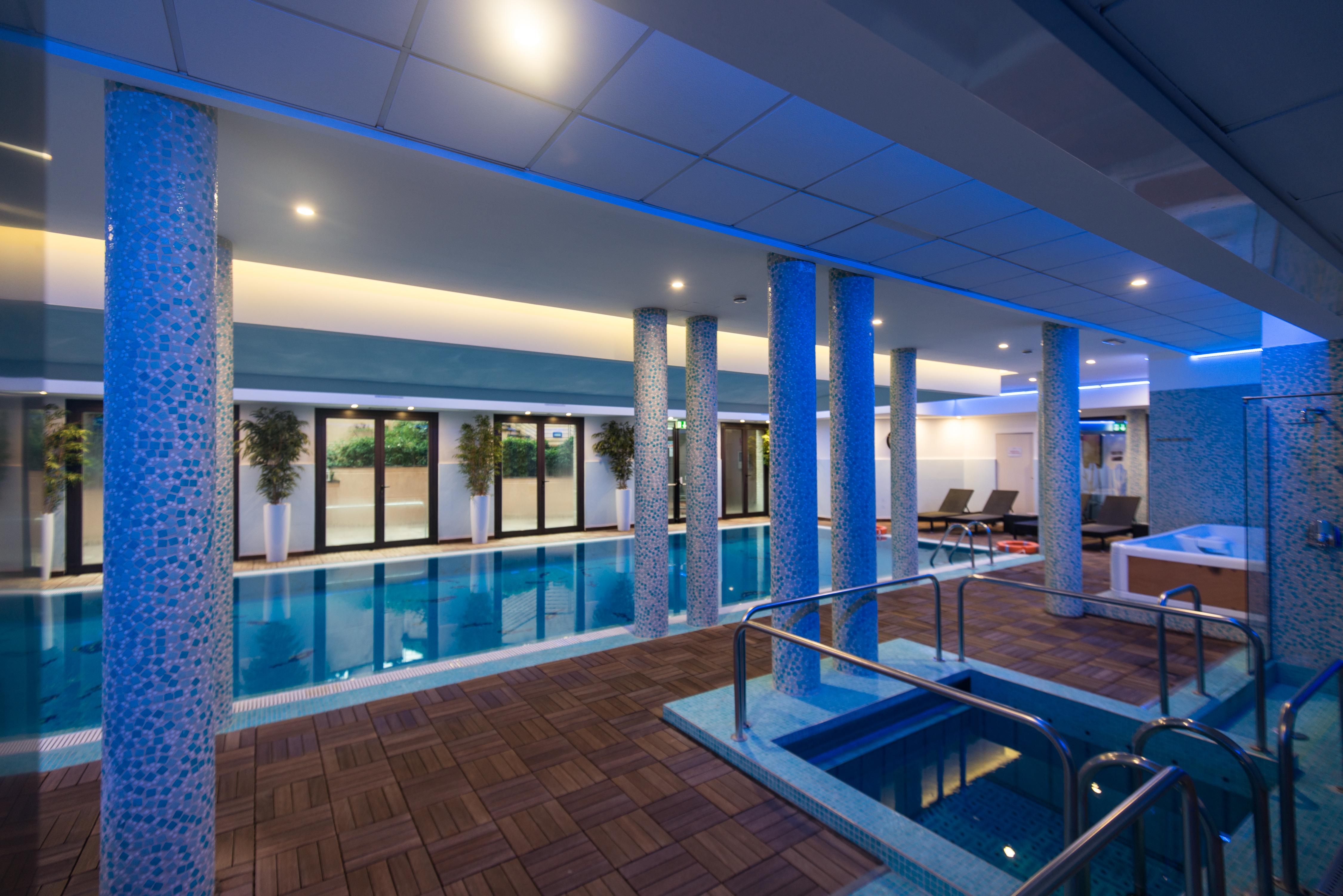As Hotel Камбиаго Екстериор снимка