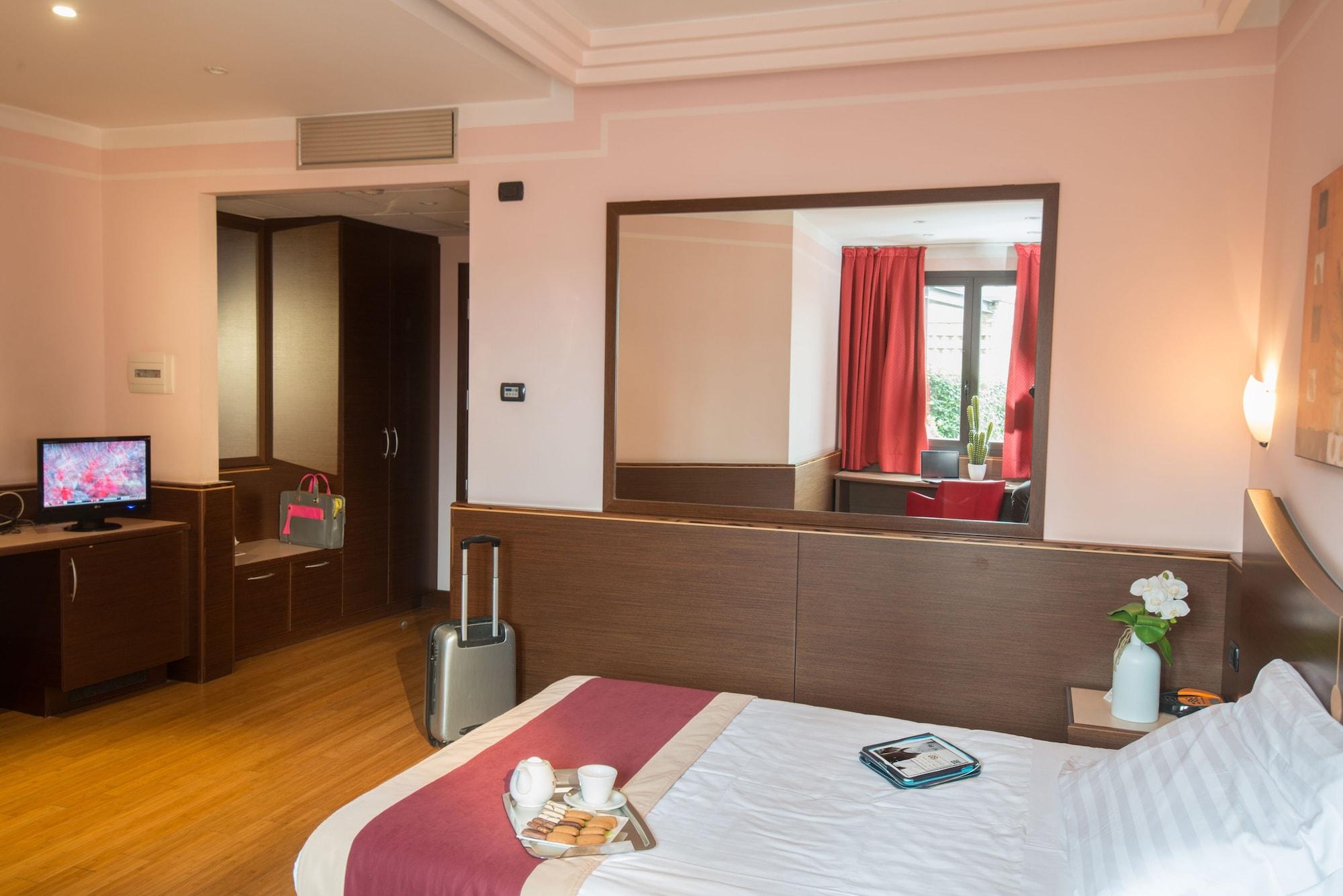 As Hotel Камбиаго Екстериор снимка