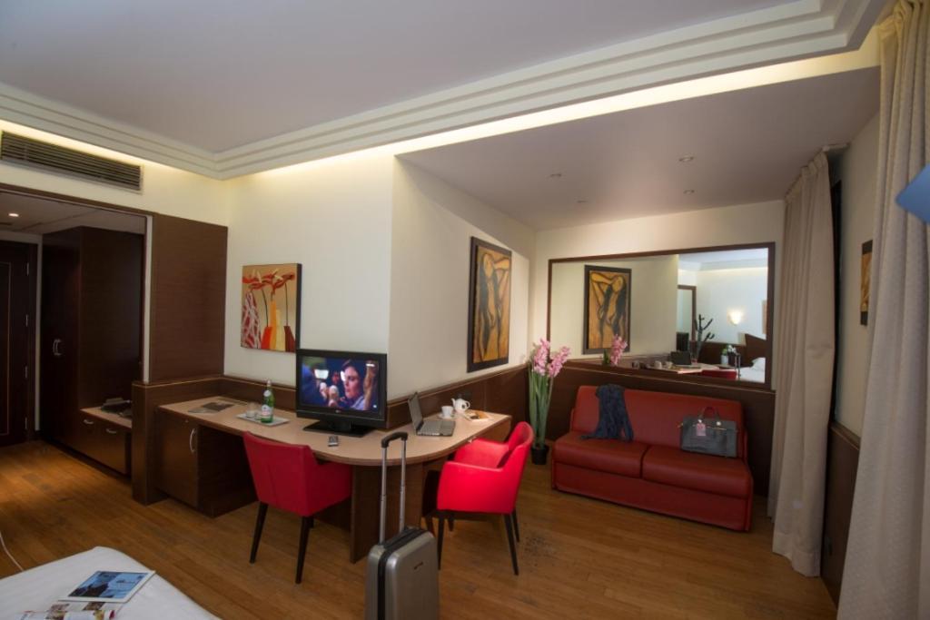 As Hotel Камбиаго Екстериор снимка