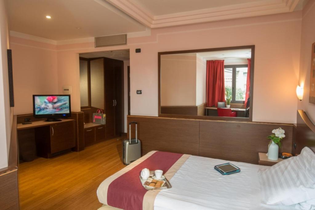 As Hotel Камбиаго Екстериор снимка