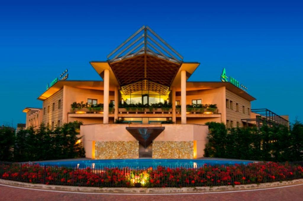 As Hotel Камбиаго Екстериор снимка