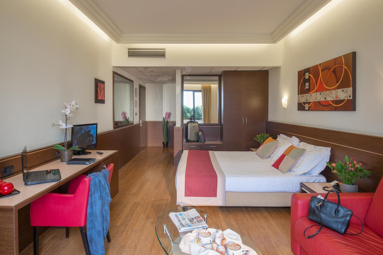 As Hotel Камбиаго Екстериор снимка